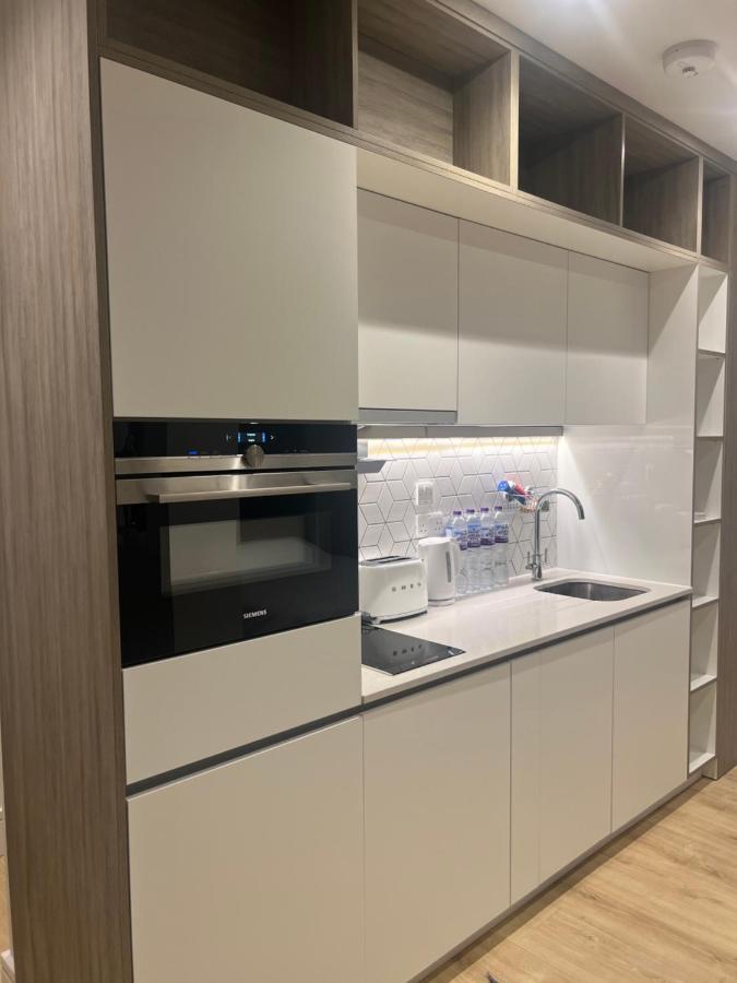 London Luxxe Suites & Apartments - London Heathrow Airport, Terminal 1 2 3 4 5 Хилингдън Екстериор снимка