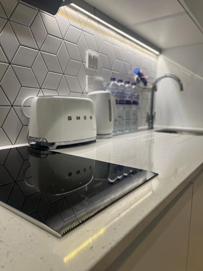 London Luxxe Suites & Apartments - London Heathrow Airport, Terminal 1 2 3 4 5 Хилингдън Екстериор снимка