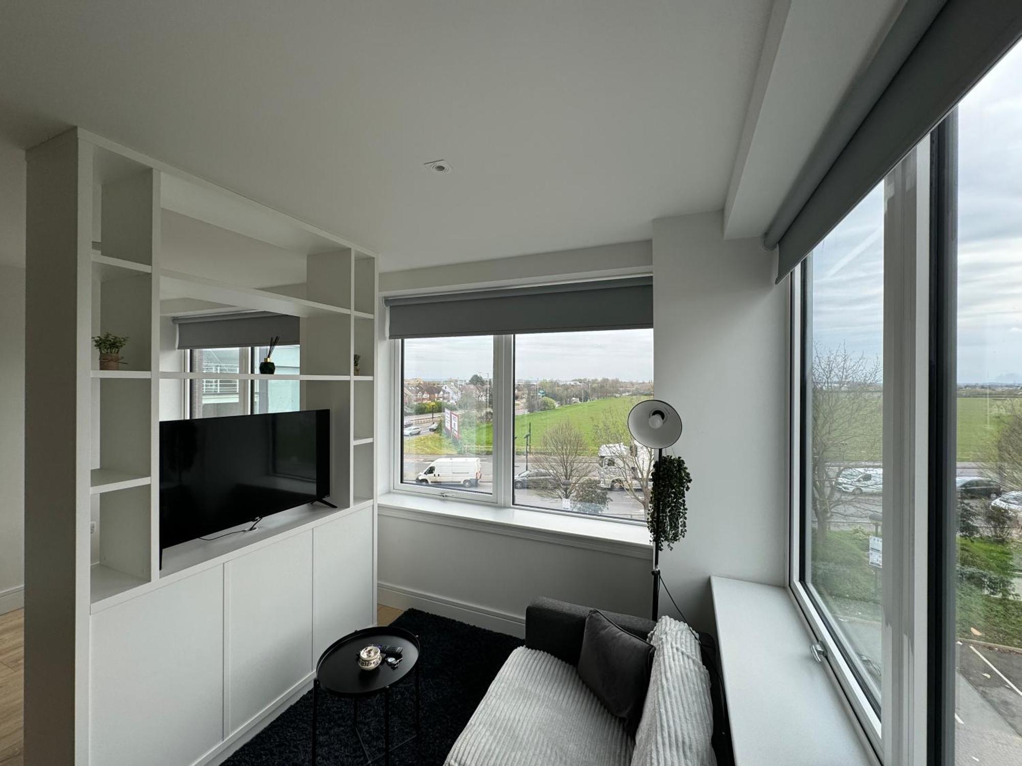 London Luxxe Suites & Apartments - London Heathrow Airport, Terminal 1 2 3 4 5 Хилингдън Екстериор снимка