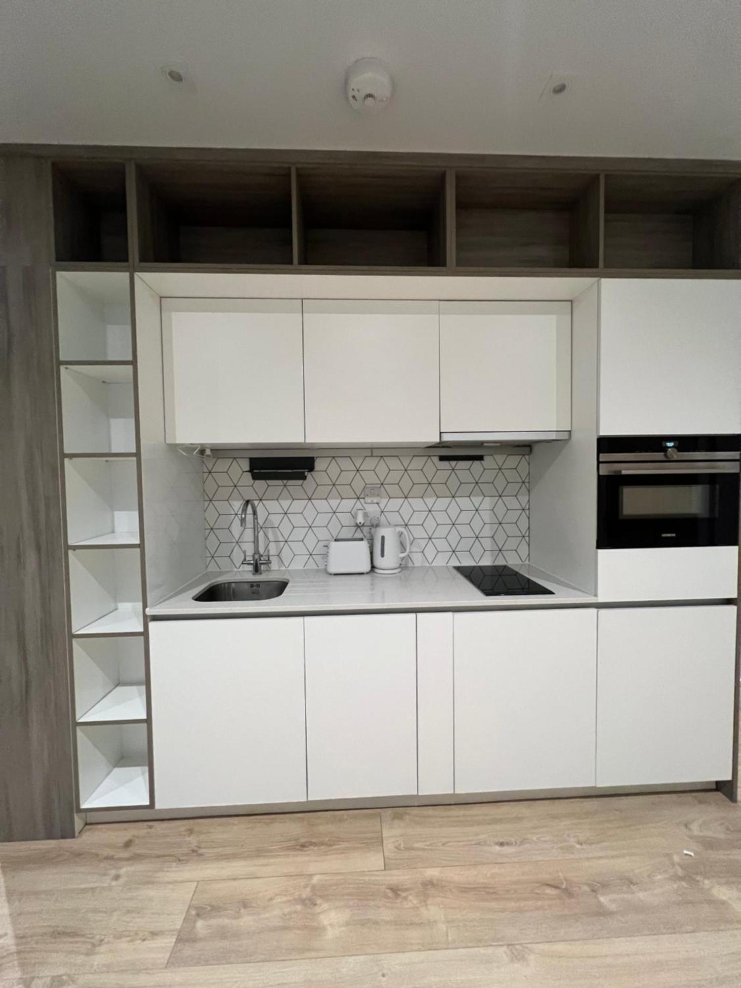 London Luxxe Suites & Apartments - London Heathrow Airport, Terminal 1 2 3 4 5 Хилингдън Екстериор снимка